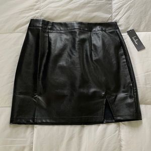 Short Lulus black leather skirt, size small!